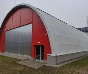 Dzieci z podstawówki w Pniewie mogą korzystać z nowej hali sportowej