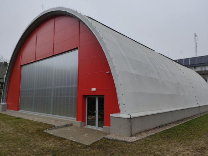 Dzieci z podstawówki w Pniewie mogą korzystać z nowej hali sportowej