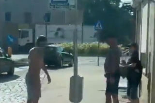 Półnagi mężczyzna z nożem gonił ludzi na ulicy. Dantejskie sceny we Wrocławiu