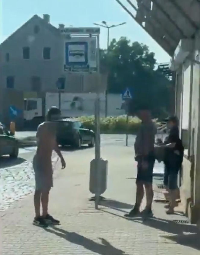 Półnagi mężczyzna z nożem gonił ludzi na ulicy. Dantejskie sceny we Wrocławiu