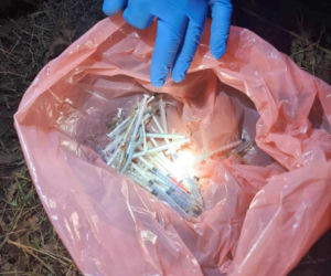 Trawnik usłany strzykawkami i igłami. Strażnicy nazbierali pół wiadra!