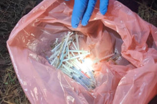 Trawnik usłany strzykawkami i igłami. Strażnicy nazbierali pół wiadra!