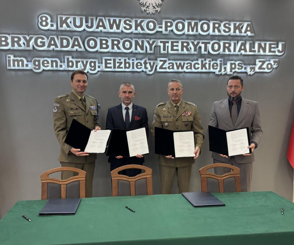 Czterech mężczyzn, w tym dwóch żołnierzy, trzyma podpisane umowy. O współpracy WOT z Nitro-Chem pisze SE Portal Obronny.