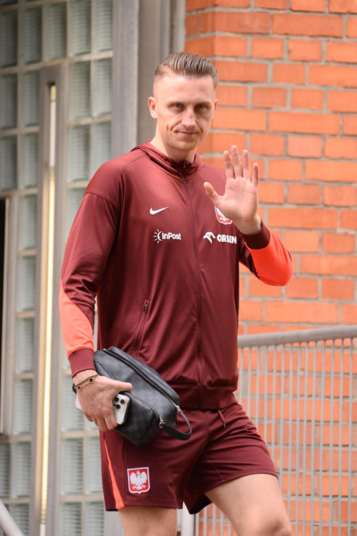 Załamani piłkarze idą na trening