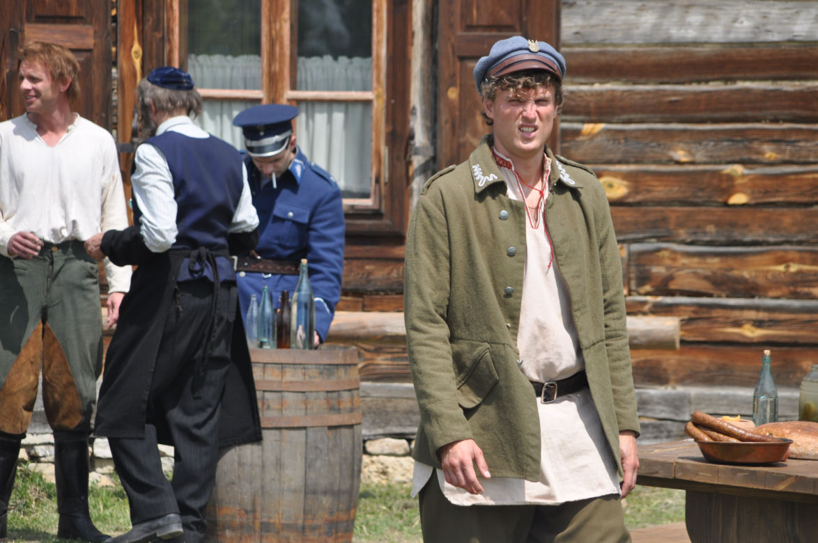 "Sami swoi. Początek". Filmowy kręcili sceny w Muzeum Wsi Kieleckiej w Tokarni