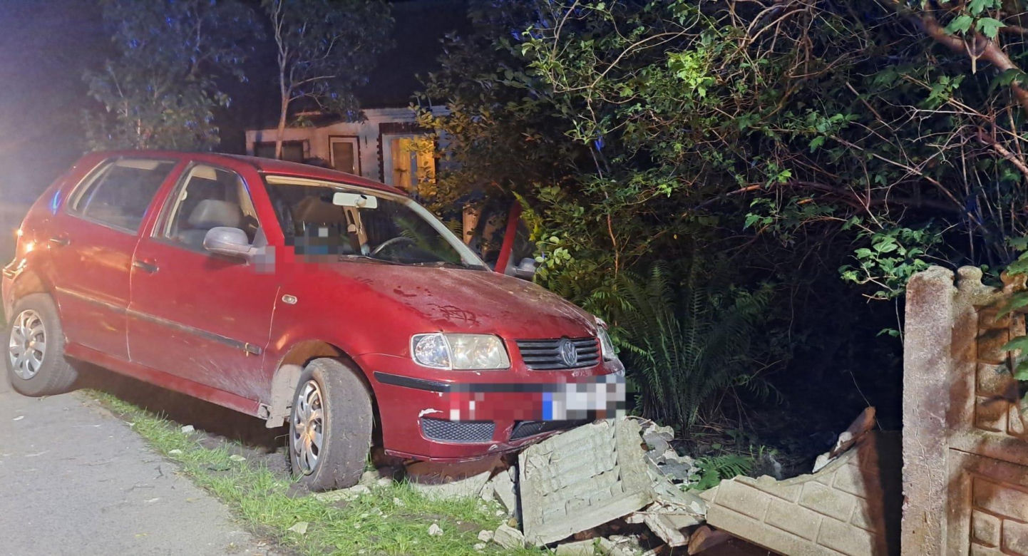 Wynik na alkomacie 3 promile. 30-latka podróż zakończyła na płocie