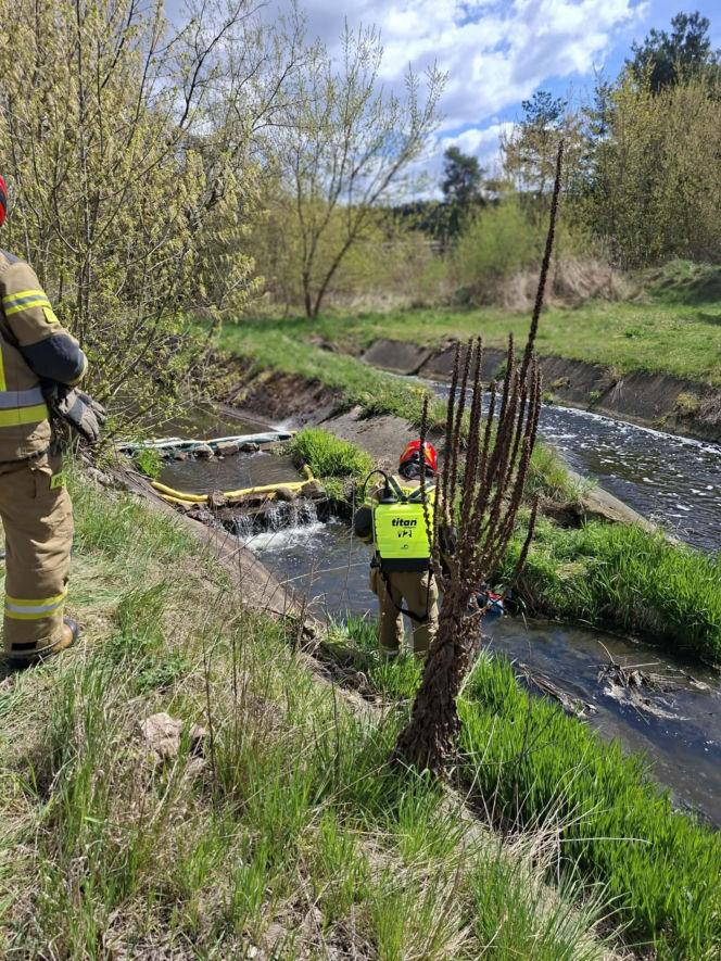 Nieznana substancja w rzece Kamiennej