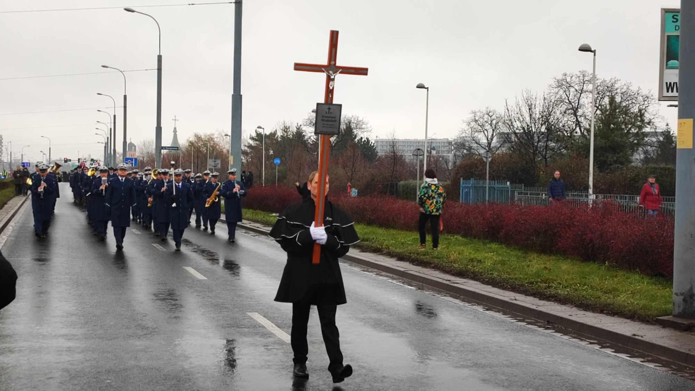 Wrocław. Ostatnie pożegnanie policjantów zastrzelonych na służbie. "Wasz tata jest bohaterem"