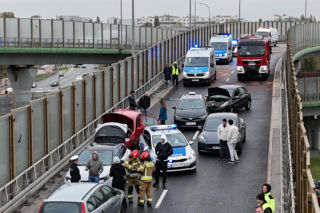Gigantyczny karambol w Warszawie. 11 aut rozbitych, w tym radiowóz!