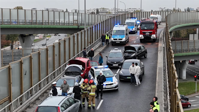 Gigantyczny karambol w Warszawie. 11 aut rozbitych, w tym radiowóz!
