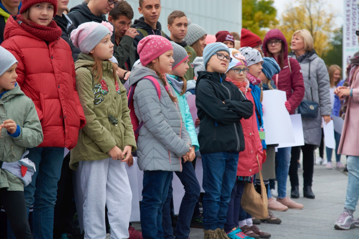 Setki osób na Placu Teatralnym stworzyły wizualizację Orła Białego