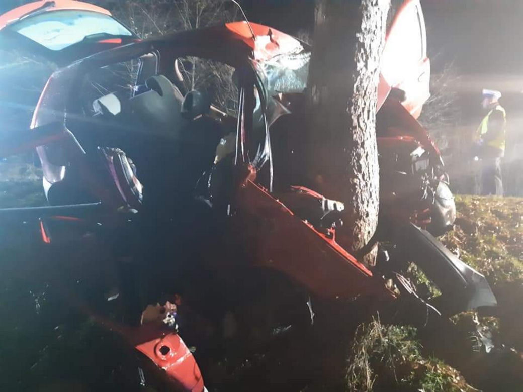 Pojechali do sklepu, rozbili się na drodze. Nie żyją trzej kumple z Kąśnej Górnej
