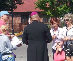 Ranczo 9 sezon za kulisami. Halina (Violetta Arlak), Lodzia (Magdalena Kuta), proboszcz/ ksiądz (Cezary Żak)