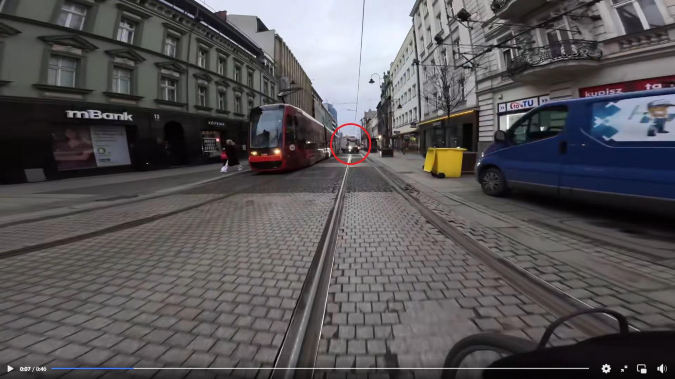 Kierowca chciał ominąć tramwaj i zjechał na przeciwległy pas
