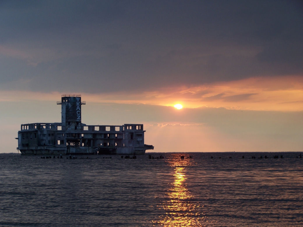 Plaża w Babich Dołach i widok na starą torpedownię.