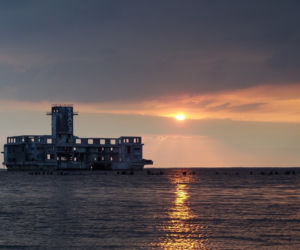 Plaża w Babich Dołach i widok na starą torpedownię.