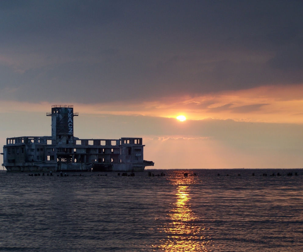 Plaża w Babich Dołach i widok na starą torpedownię.