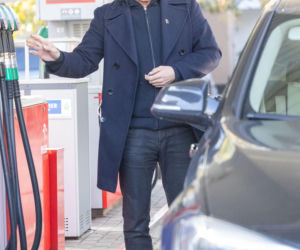 Andrzej Chyra obcine paznokcie na stacji