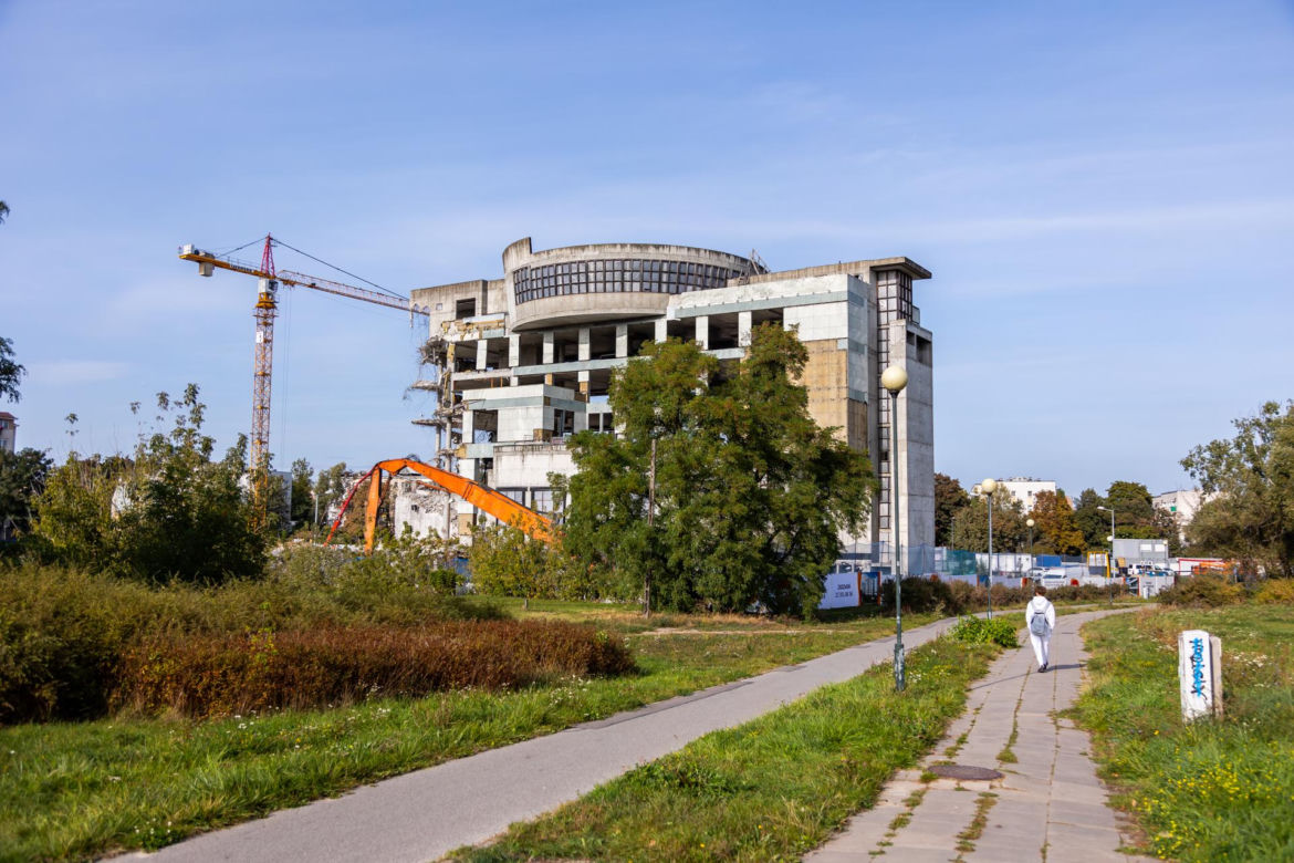 Rozbiórka „szkieletora” przy ul. Literackiej 7 – z oddalenia