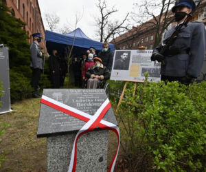 Dęby pamięci dla policjantów zamordowanych w Katyniu