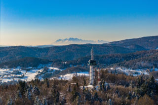 Góra Parkowa w Krynicy-Zdroju otwiera widoki na Beskidy i na odległe Tatry. Panorama z wieży widokowej zapiera dech