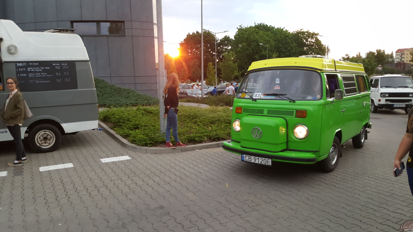 Bydgoskie Klasyki Nocą po raz kolejny oczarowały miłośników zabytkowych aut! [ZDJĘCIA]