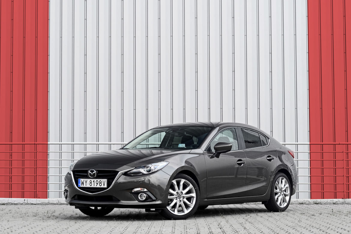 Mazda 3 Sedan 2.0 A/T SkyPASSION vs. Toyota Corolla 1.6 Multidrive S Prestige