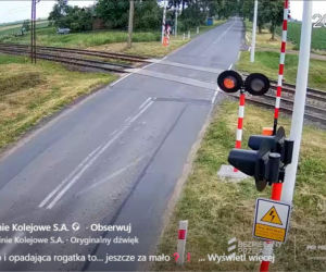 Karetka utknęła między rogatkami tuż przed nadjeżdżającym pociągiem