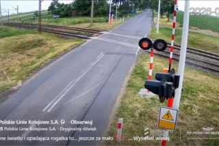 Karetka utknęła między rogatkami tuż przed nadjeżdżającym pociągiem