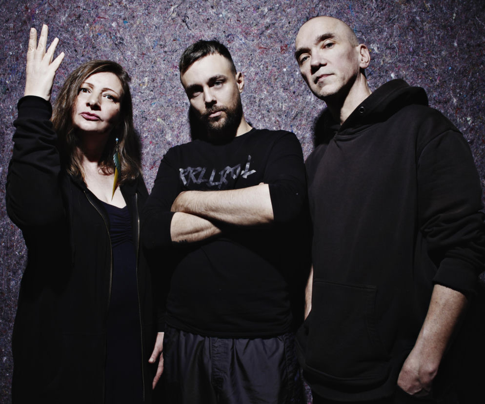 Trzyosobowy zespół Gordan na tle szarej ściany. O ich koncercie na festiwalu Re:tradycja przeczytasz na Radioplus.
