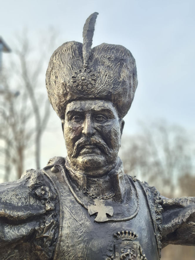 Nowa perełka Świętokrzyskiego. Posągi królów Polski obok legendarnego Dębu Bartka