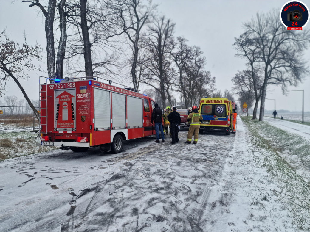 Makabryczny wypadek pod Warszawą. Osobówka dachowała na łuku drogi. Jedna osoba ranna