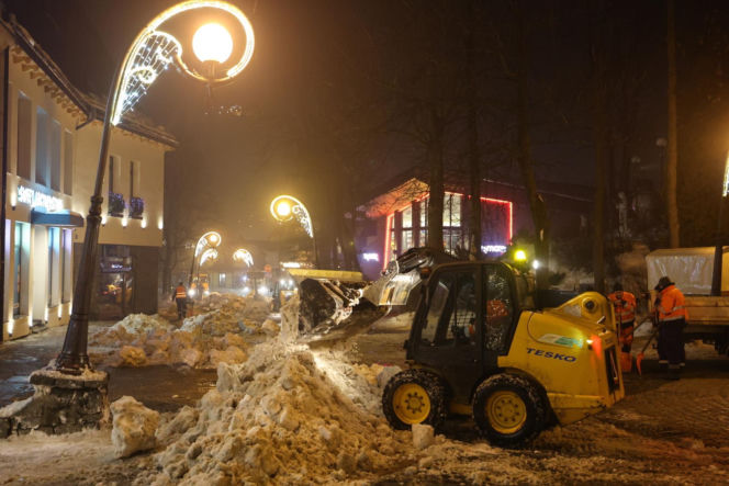 Akcja wywożenia śniegu z Krupówek