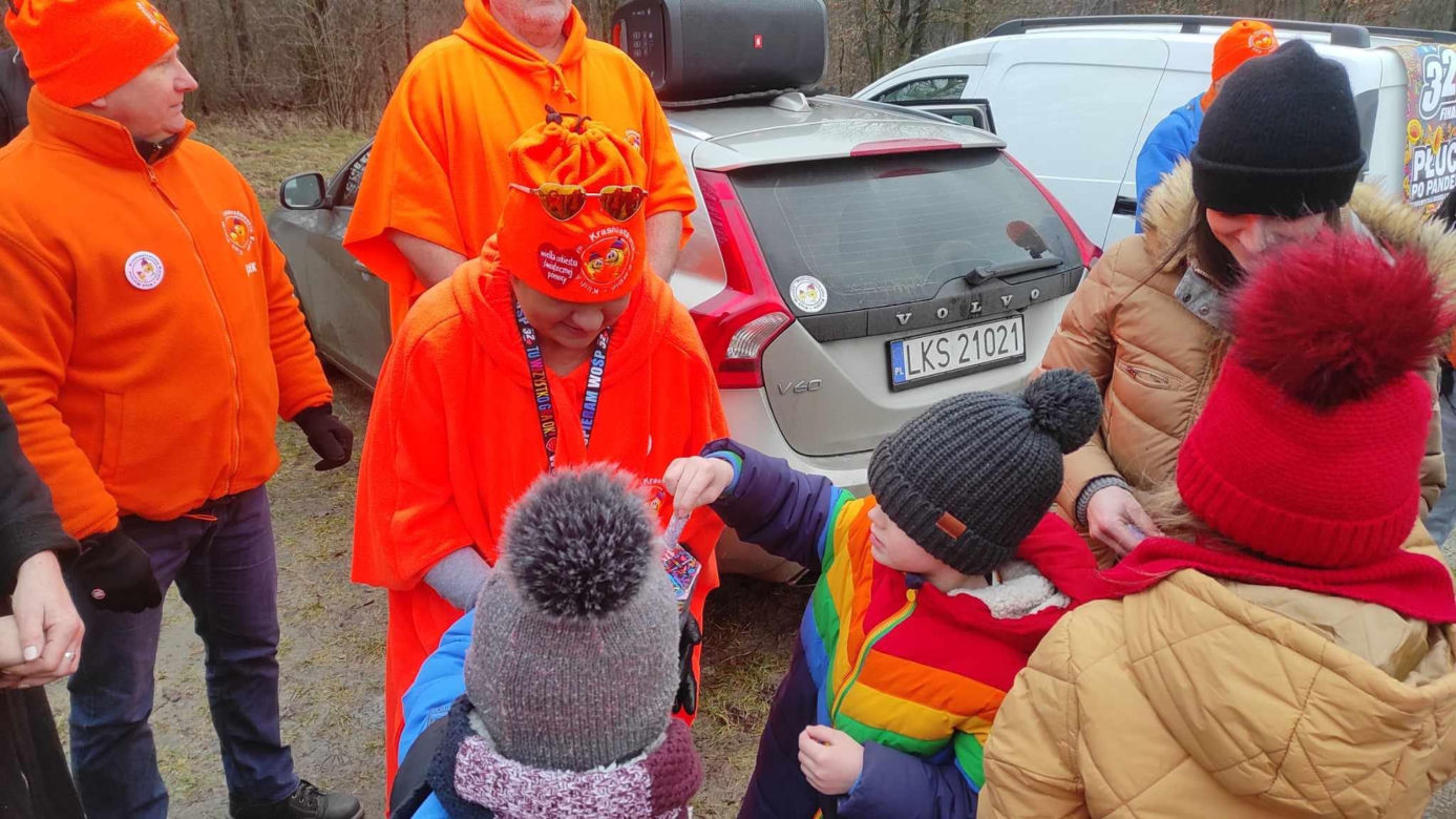 „Krasnostawskie Karpie” znów wskoczyły do zimnej wody! Zobacz, jak morsowali dla WOŚP
