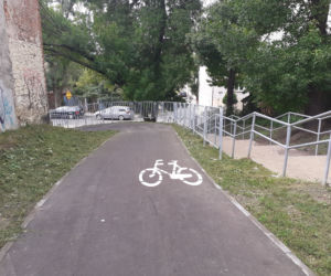 Rowerzyści mają zastrzeżenia do barierek i nachyleń na drodze między bernardyńską a Wesołą