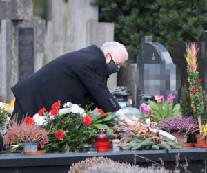 Tak Jarosław Kaczyński świętował niedzielę palmową w pandemii. Zaskakujące, ile wiązanek miał w rękach