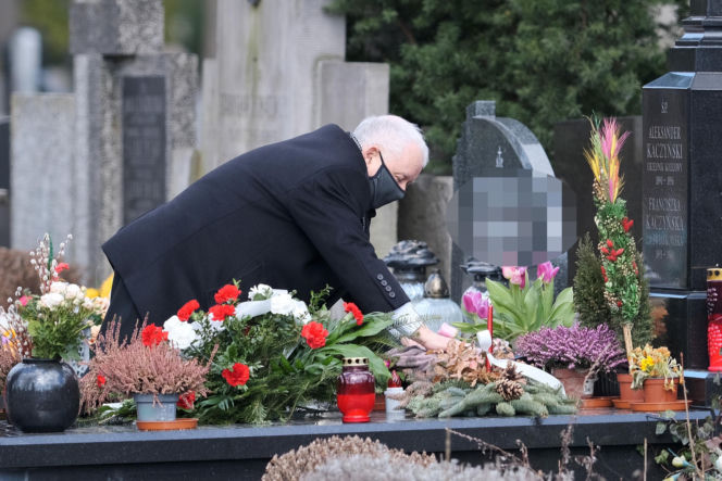 Tak Jarosław Kaczyński świętował niedzielę palmową w pandemii. Zaskakujące, ile wiązanek miał w rękach