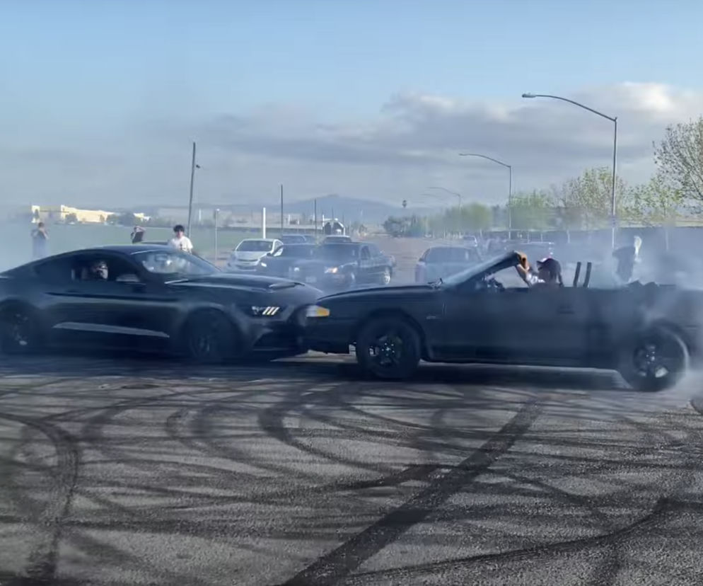 Kolizja Mustangów podczas kręcenia bączków