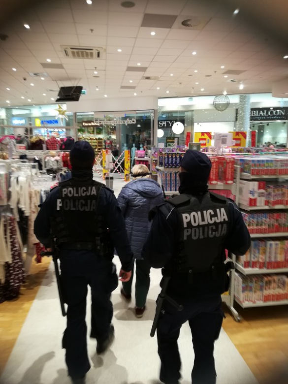 Toruń: Sanepid i policja w galeriach handlowych. To nie koniec