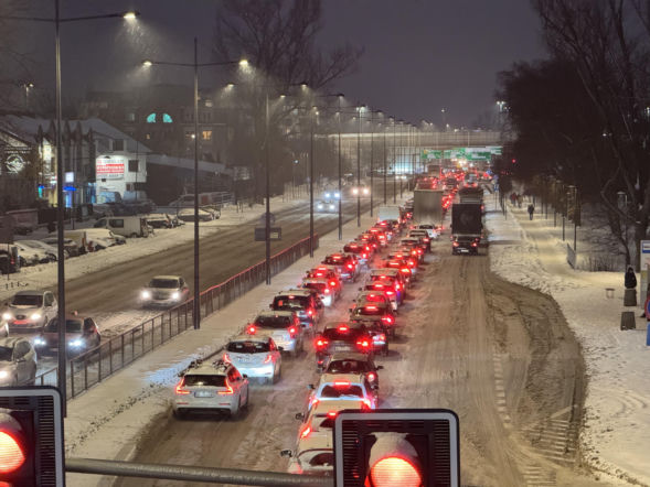 Gołoledź paraliżuje Polskę! Alerty RCB w całym kraju. Coraz większe utrudnienia w Warszawie
