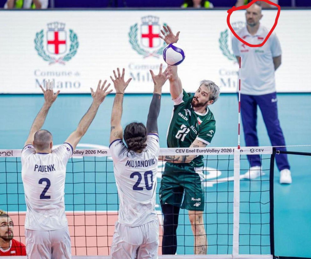 Siatkarz Tomasz Fornal w ataku nad blokiem rywali. W tle Nikola Grbić. O meczu ze Słowenią przeczytasz na SE Supersport.
