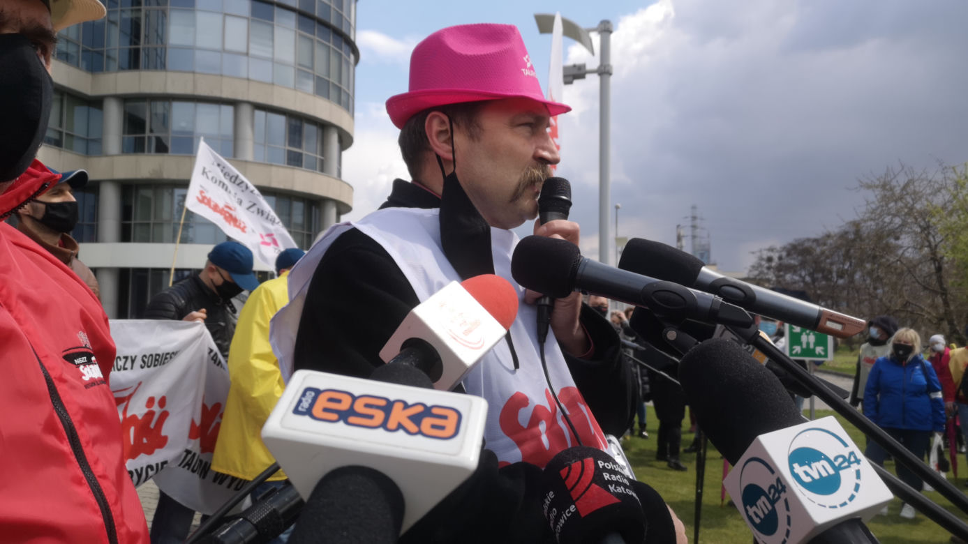 Gorąco pod siedzibą Tauronu. Związkowcy sprzeciwiają podziałowi spółki: "Sasin i Soboń odlecieli!" [ZDJĘCIA, WIDEO]