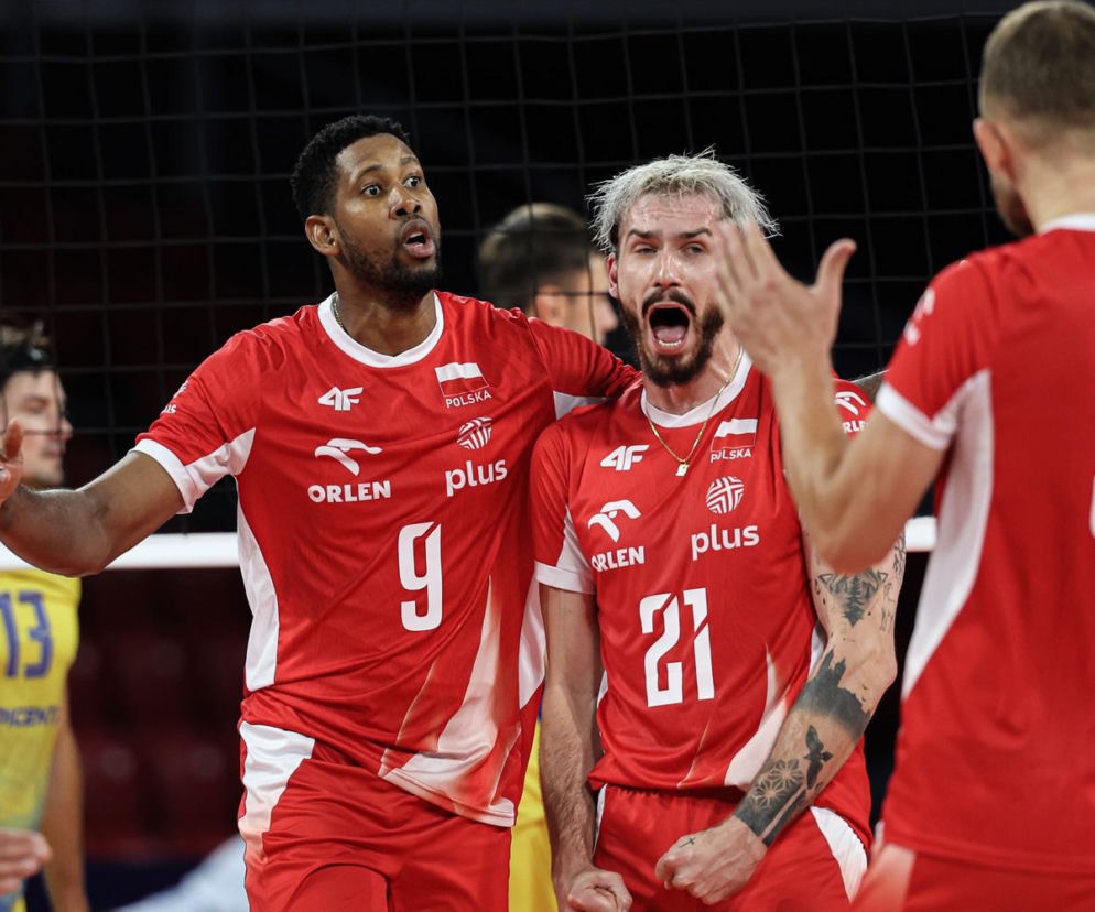 Wilfredo Leon i Tomasz Fornal cieszą się ze zdobytego punktu. O meczu Polaków w 1/8 finału ME przeczytasz na SE Supersport.