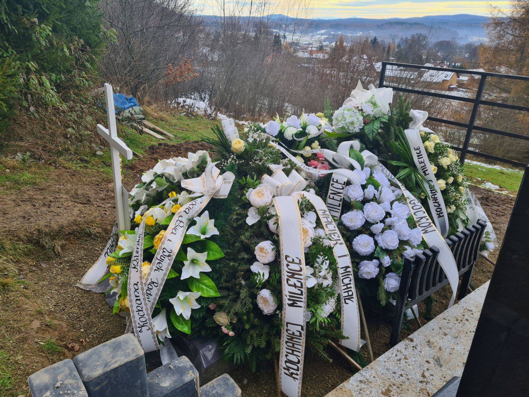 Bykowce: Grób młodziutkiej Milenki. 13-letnia dziewczynka popełniła samobójstwo  [ZDJĘCIA]