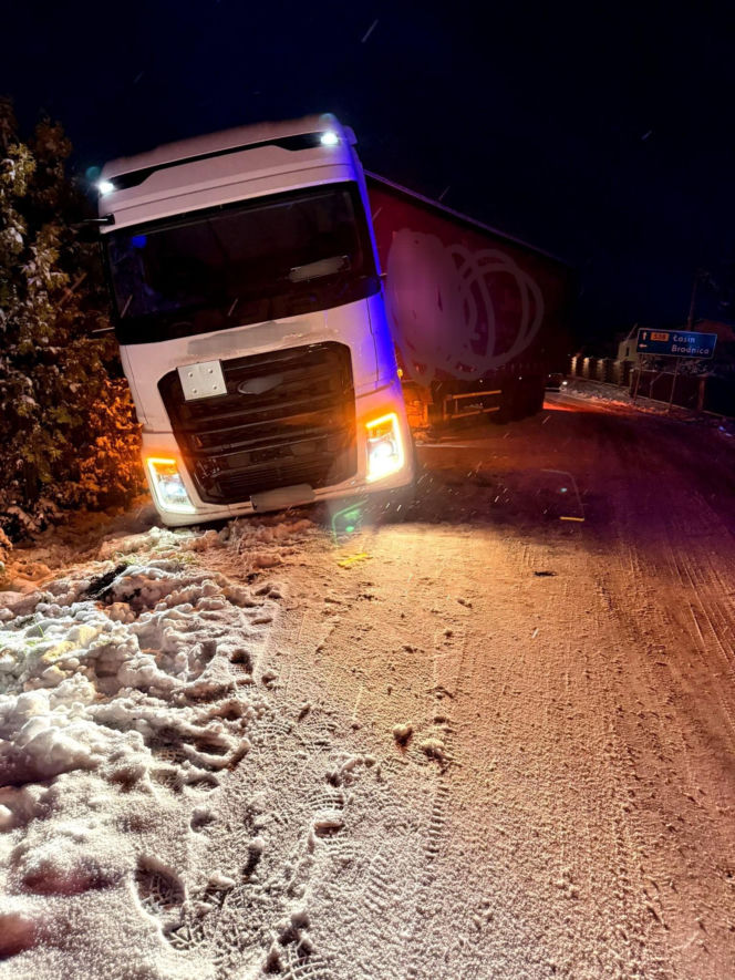 Warmia i Mazury zasypane śniegiem. Na drogach trudne warunki