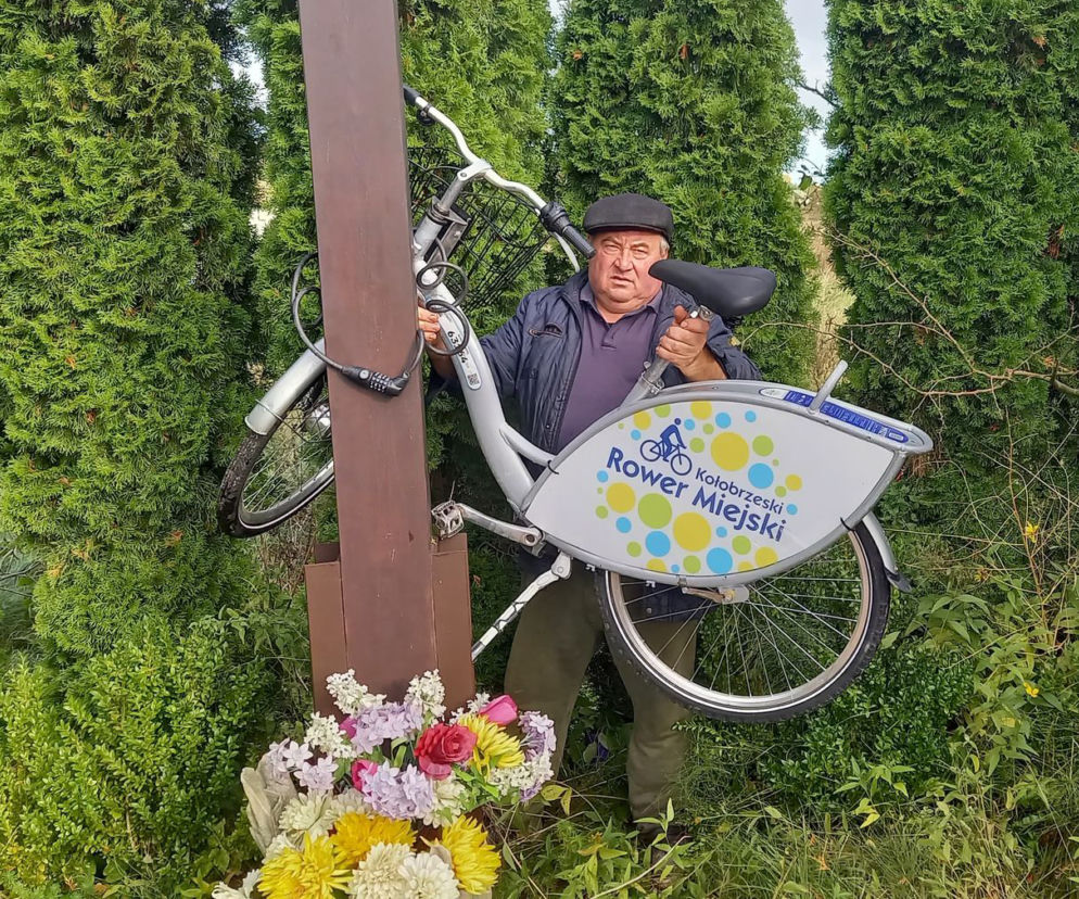Rower miejski przypięty do krzyża