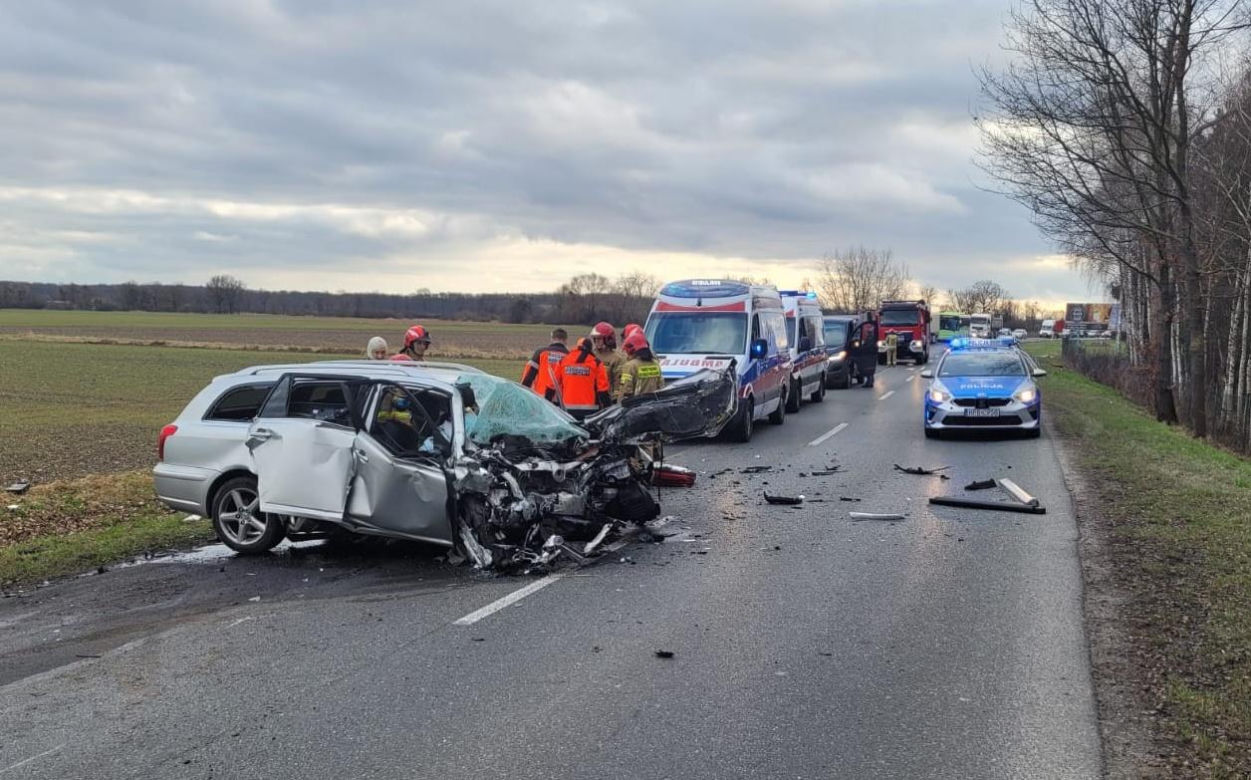 Jechał prawidłowo, zginął po zderzeniu z BMW. Widok rozbitych pojazdów przeraża