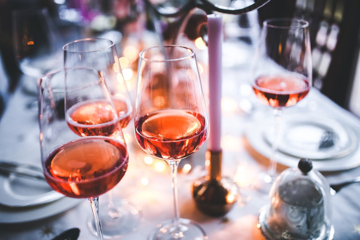 Szampan, piwo, wódka, a może drink? Jak szybko pozbędziemy się alkoholu po ich wypiciu? [KALKULATOR PROMILI]