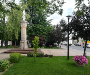 To jedno z najpiękniejszych miast w woj. łódzkim. W średniowieczu miało już swój kościół