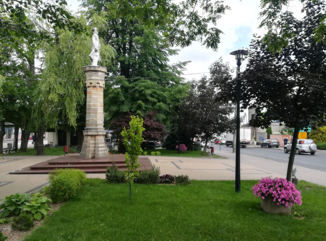 To jedno z najpiękniejszych miast w woj. łódzkim. W średniowieczu miało już swój kościół